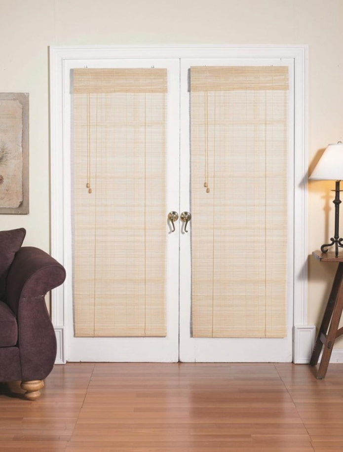 cortinas en la puerta en el interior