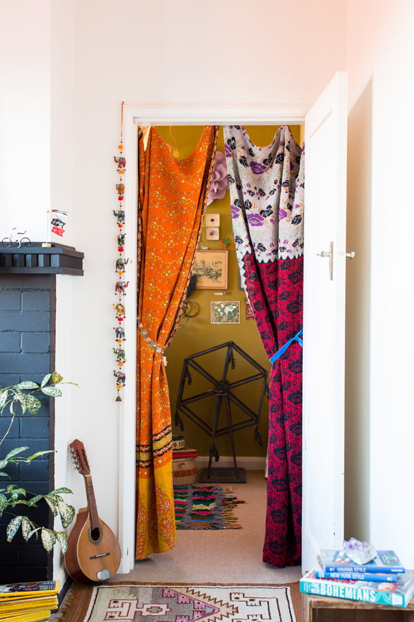 cortinas en la puerta en el interior