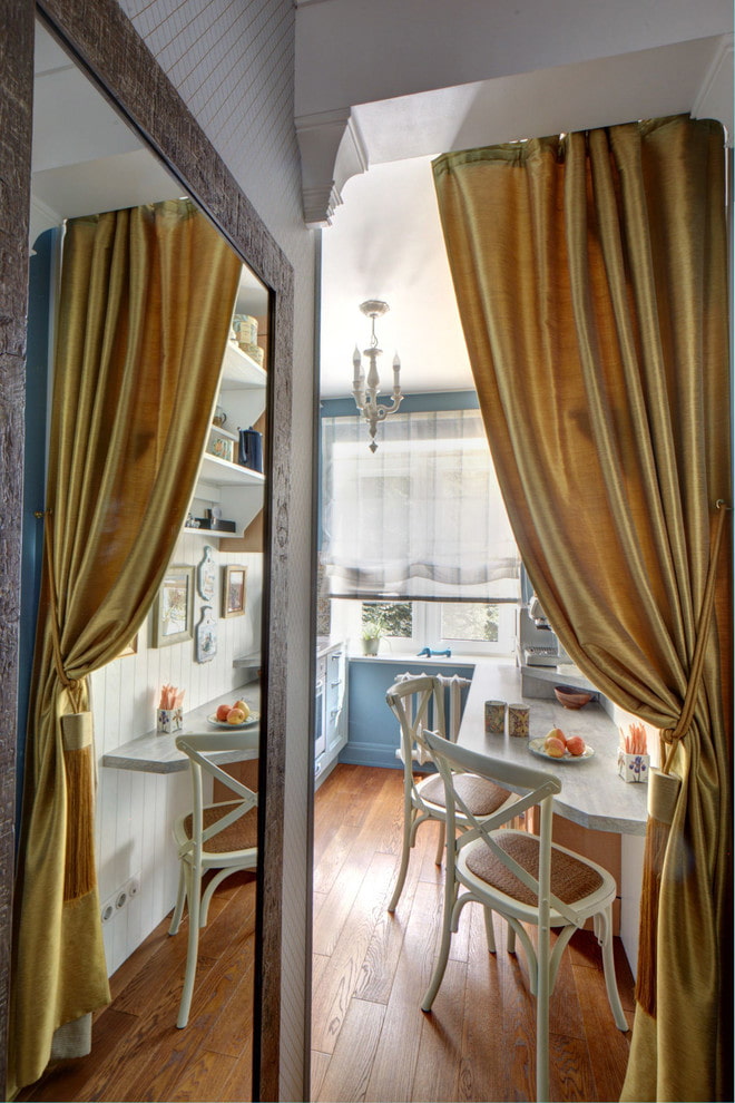 Cortinas en la puerta en el interior de la cocina.