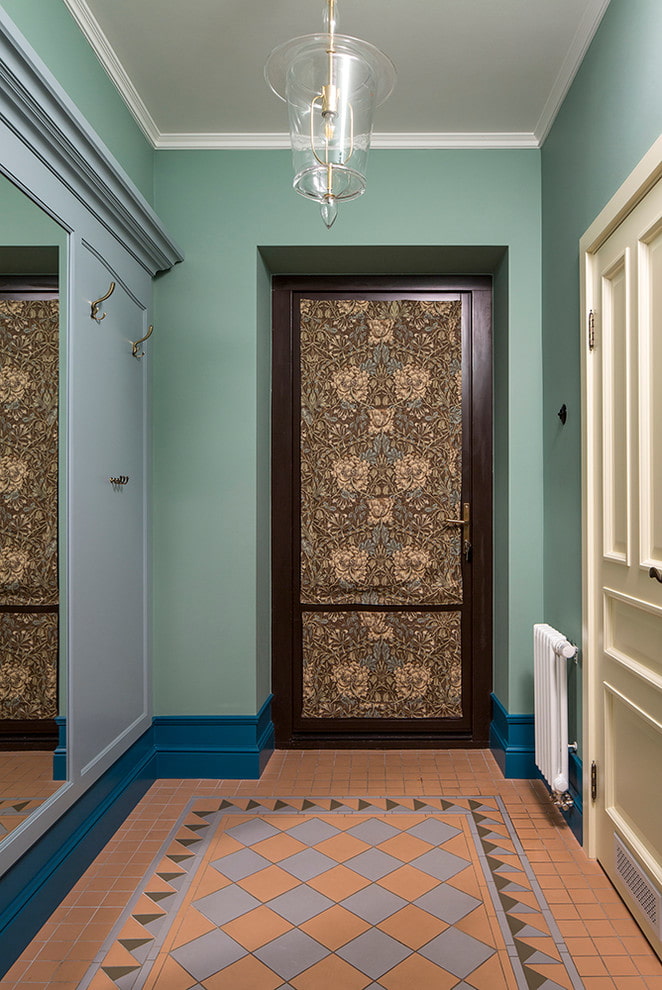 Cortinas en la puerta en el interior del pasillo.