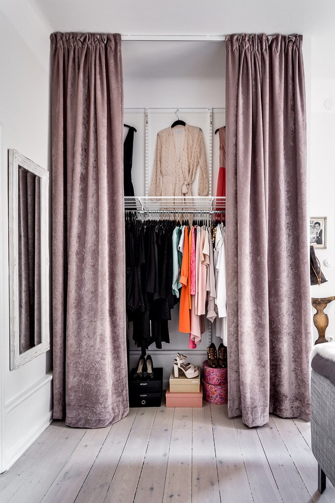 cortinas en la puerta en el interior del vestidor