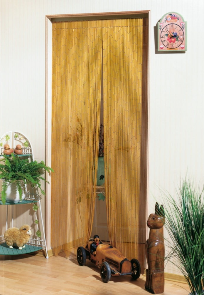 Cortinas de madera en la puerta del interior.