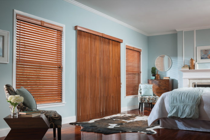 Persianas de madera en las puertas del interior.