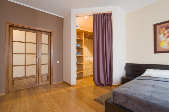 cortinas en la puerta en el interior del vestidor