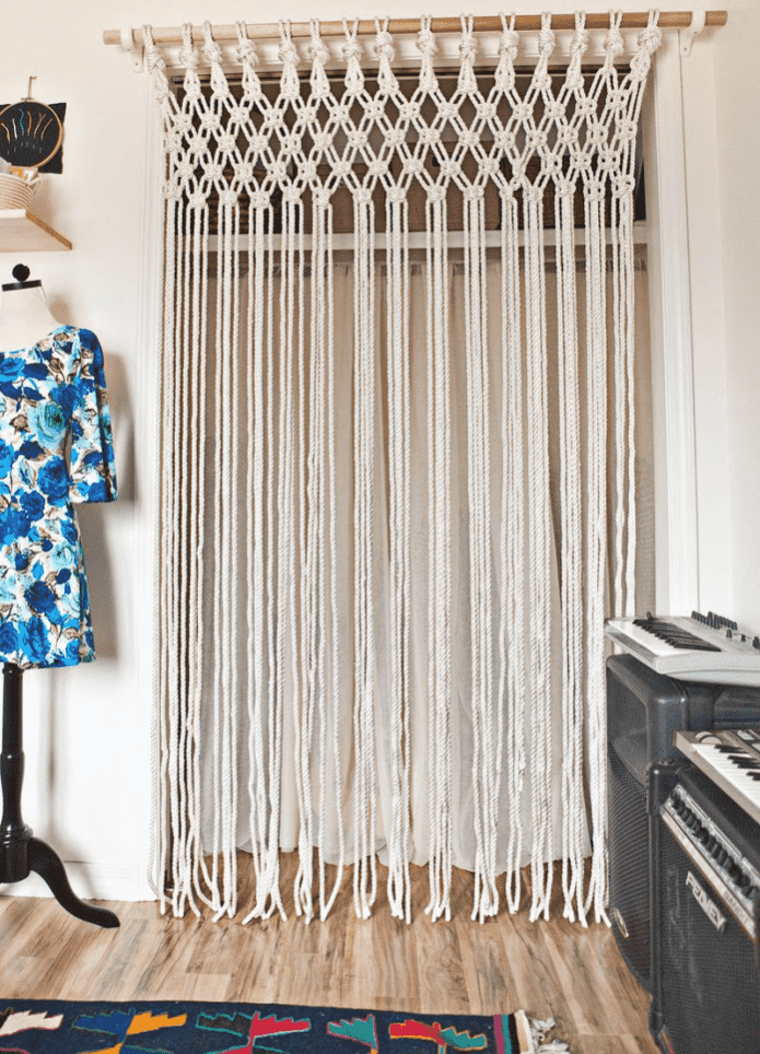 cortinas en técnica de macramé en la puerta en el interior