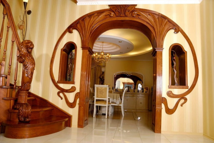 arco de madera curvada en estilo art nouveau