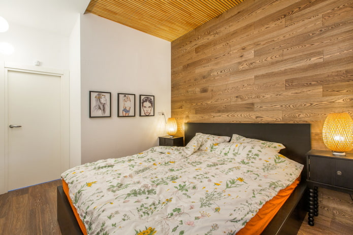 Cama de madera negra en el interior.