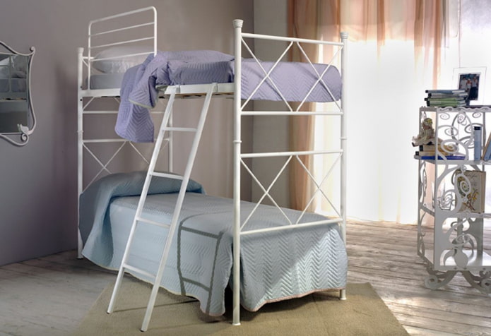 ginawang iron bunk bed sa interior