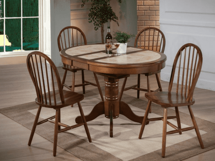 Mesa con azulejos en el interior de la cocina.