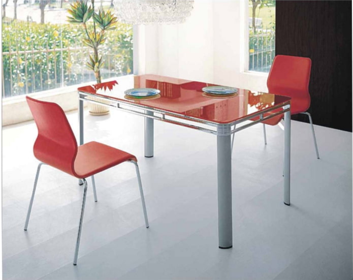 tablero rojo de la mesa junto a la mesa