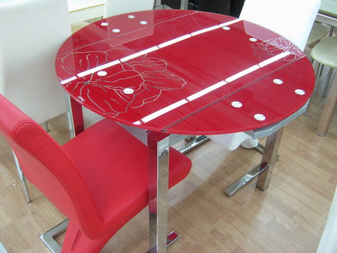 tablero rojo de la mesa junto a la mesa