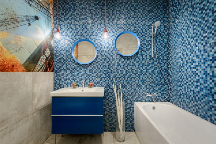 mosaico azul en el interior del baño