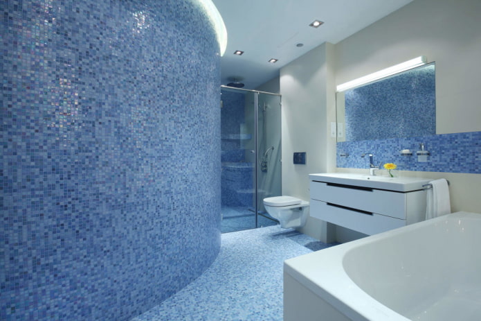 mosaico azul en el interior del baño