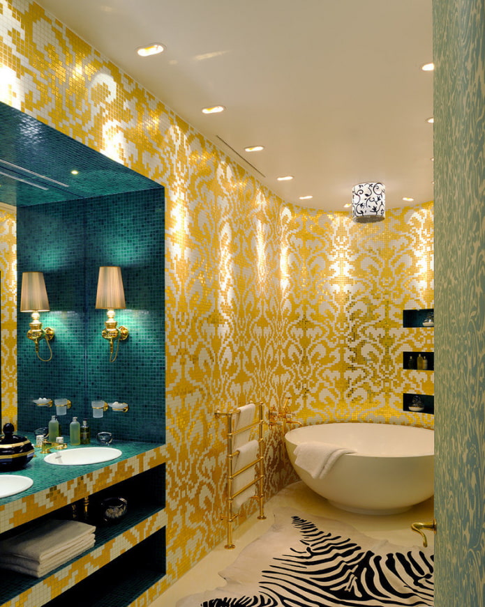 mosaico dorado en el interior del baño