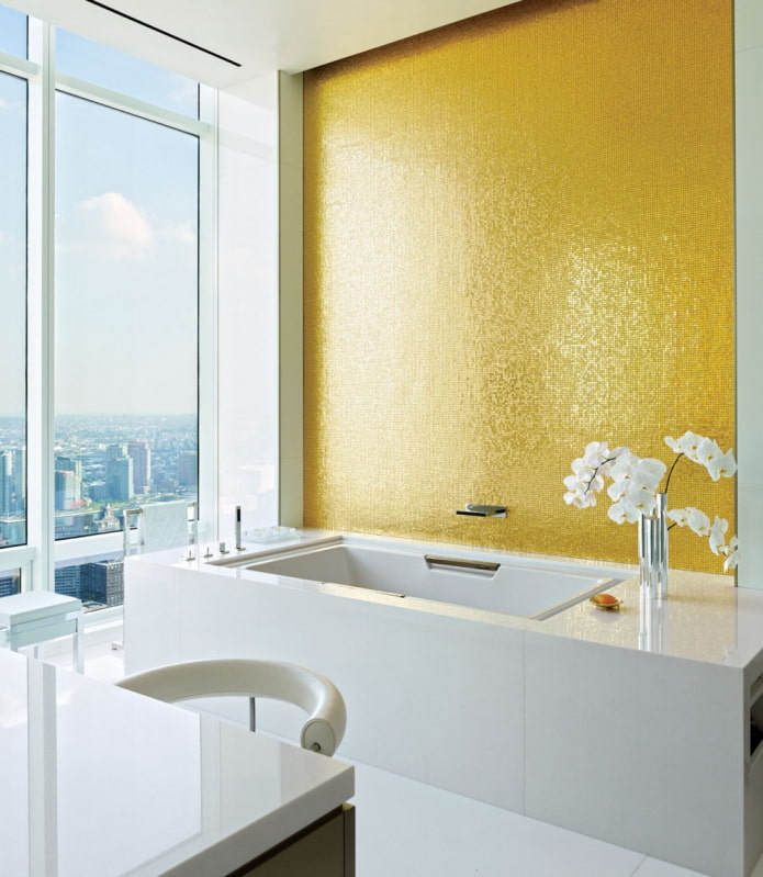 mosaico dorado en el interior del baño