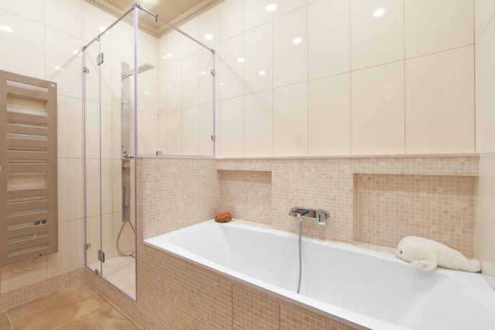 mosaico combinado con azulejos de baño