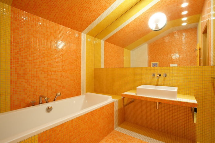 combinación de diferentes colores en el baño