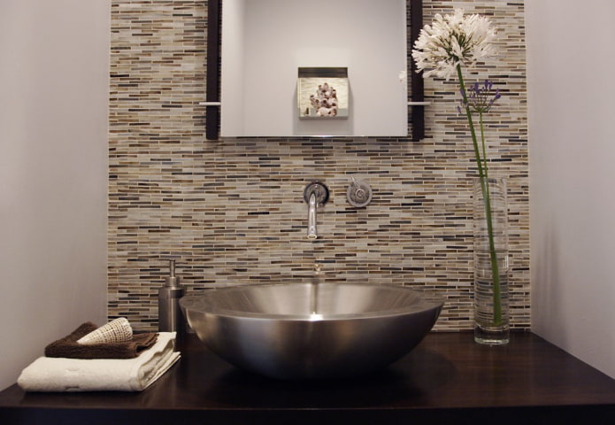 mosaico disperso en el interior del baño