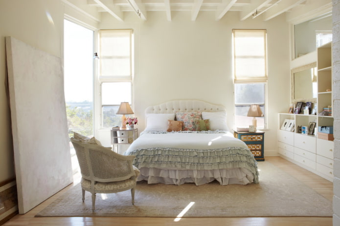 cama con colcha de volantes en el dormitorio