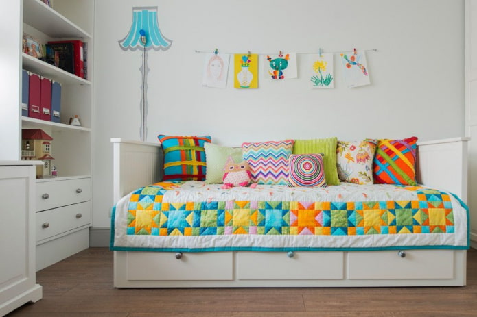 cama infantil con colcha en el interior