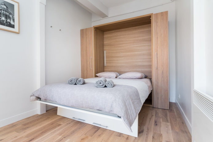 dobleng bed-wardrobe sa interior