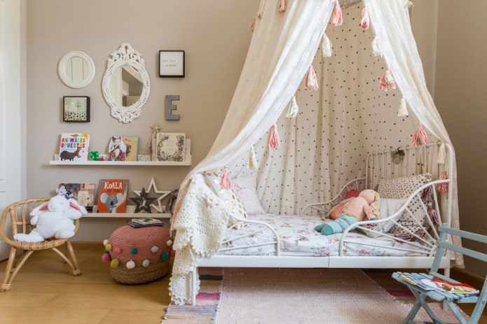 canopy bed sa loob ng nursery