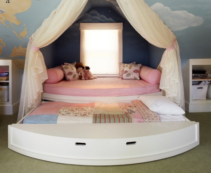 cama semicircular para niños en el interior