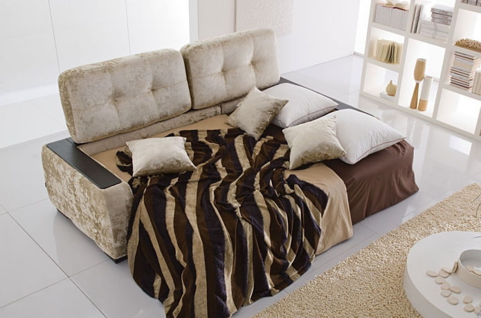 beige natitiklop na sofa sa interior