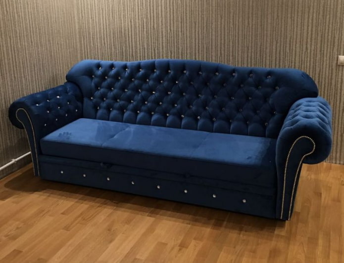 natitiklop na sofa na may mga rhinestones sa interior