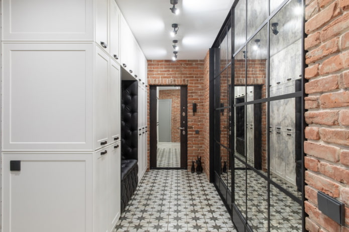 pasillo estilo loft con azulejos estampados