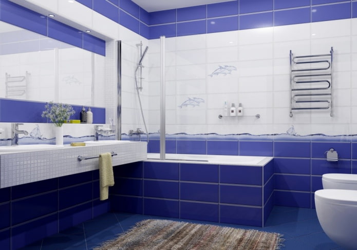 Azulejos blancos y azules en el interior del baño.