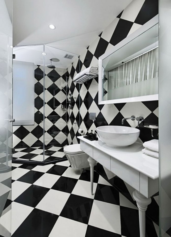 azulejos en blanco y negro en el baño