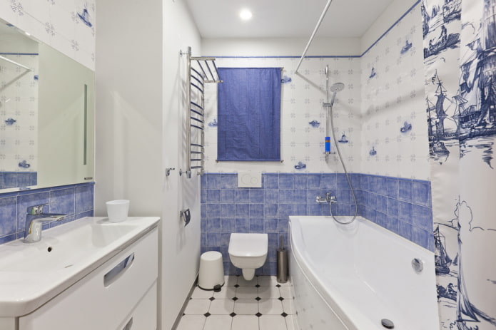 Azulejos blancos y azules en el interior del baño.