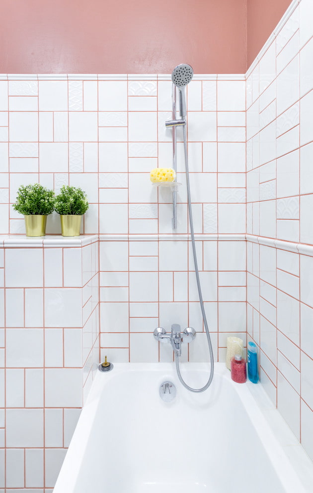 Azulejos blancos con lechada en el interior del baño.