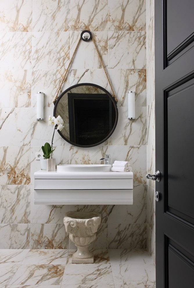 Azulejos de mármol blanco en el interior del baño.