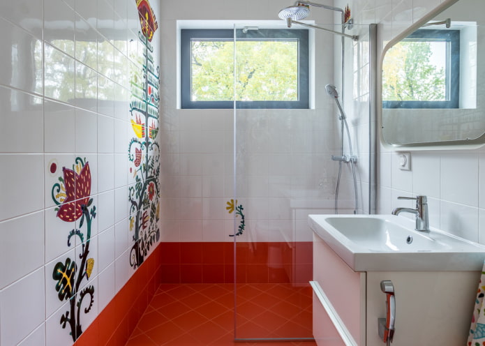 Azulejos blancos con dibujos en el interior del baño.