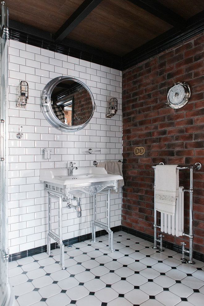 Azulejos blancos con ladrillos en el interior del baño.