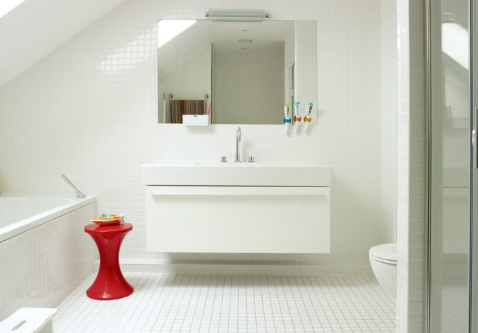 Azulejos de mosaico blanco en el interior del baño.