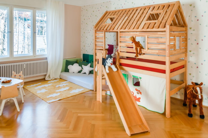 Cama en forma de casa con escalera en la guardería.