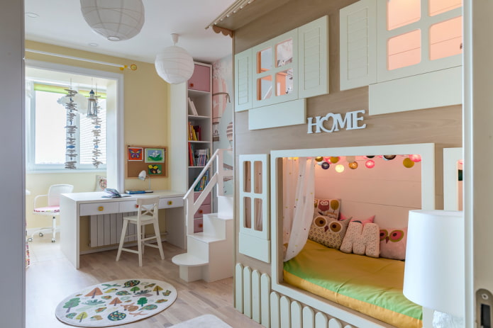 cama en forma de casa en la guardería para una niña