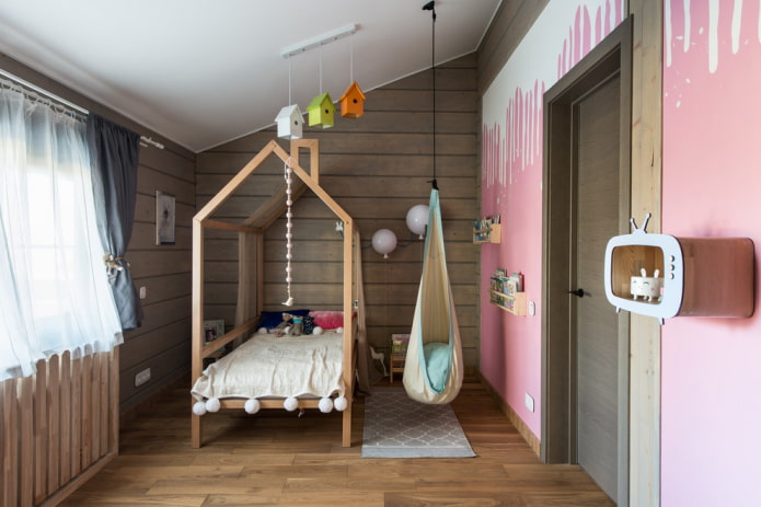 cama en forma de casa en la guardería para una niña