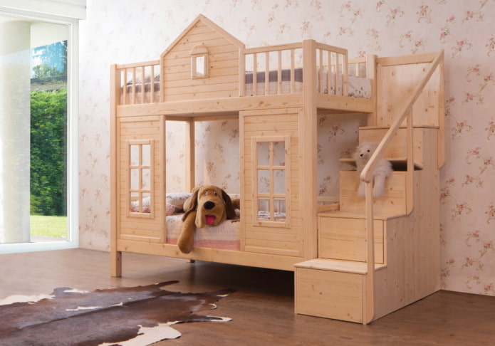 Cama en forma de casa con escalera en la guardería.