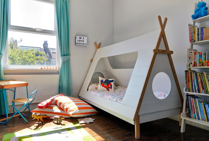 cama en forma de wigwam en la guardería para un niño