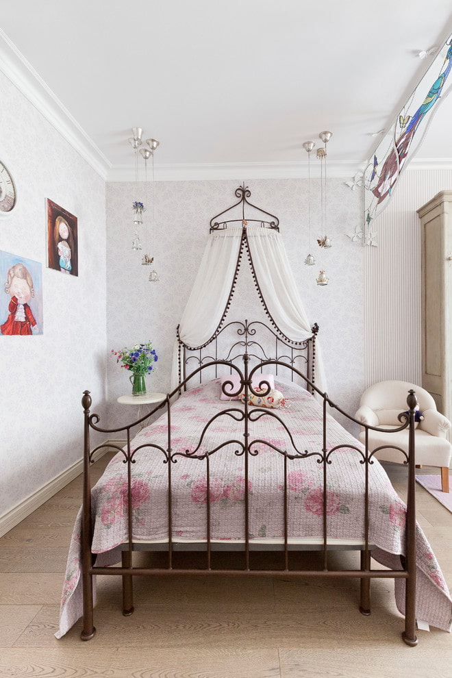 Pinutol na iron canopy bed