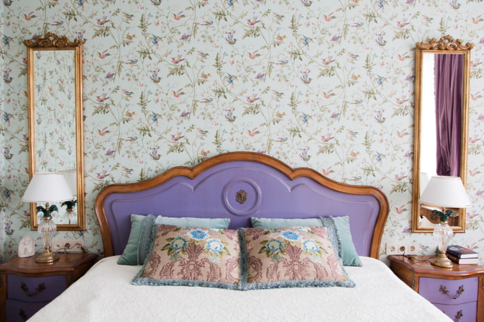 Naggiling sa isang lilac headboard