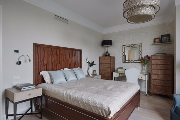 Cama de madera en el interior del dormitorio.