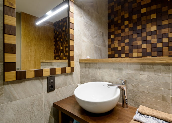 Azulejos de mosaico de madera en el baño.