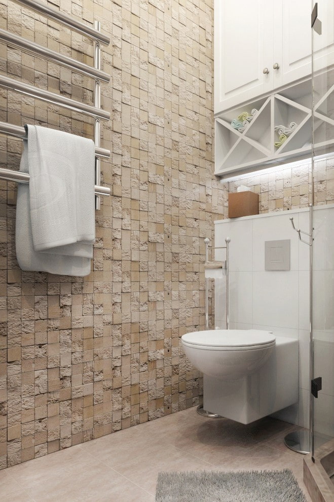 Azulejos de mosaico de piedra en el baño.