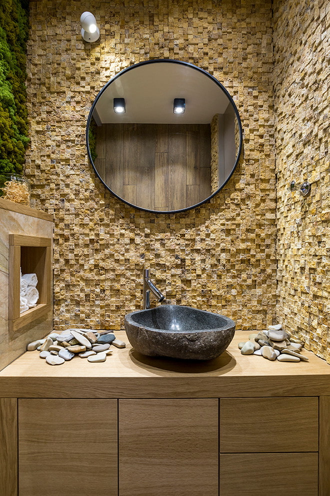 Azulejos de mosaico de piedra en el baño.