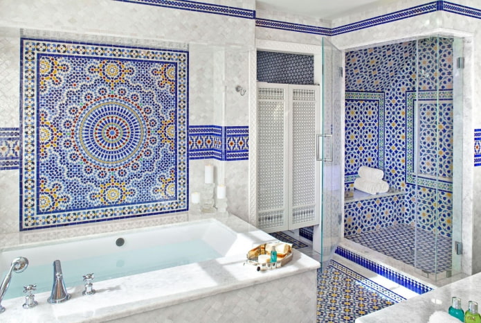 Azulejos de mosaico marroquí en el baño